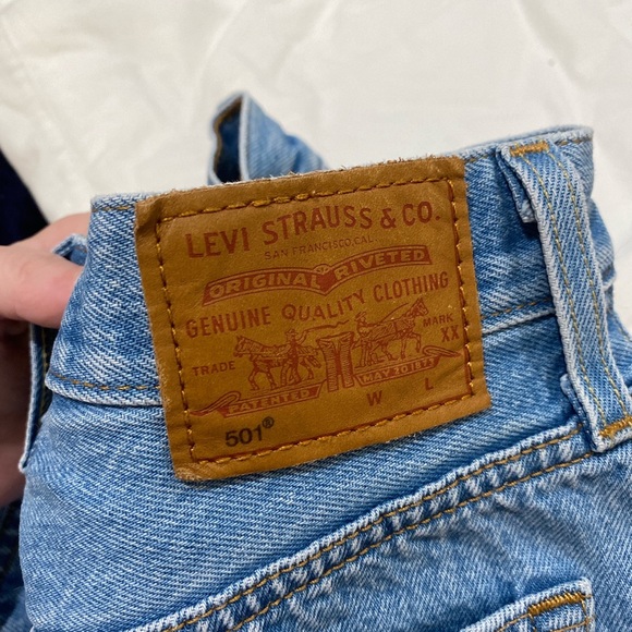 Levis 501 jean shorts - Picture 2 of 4